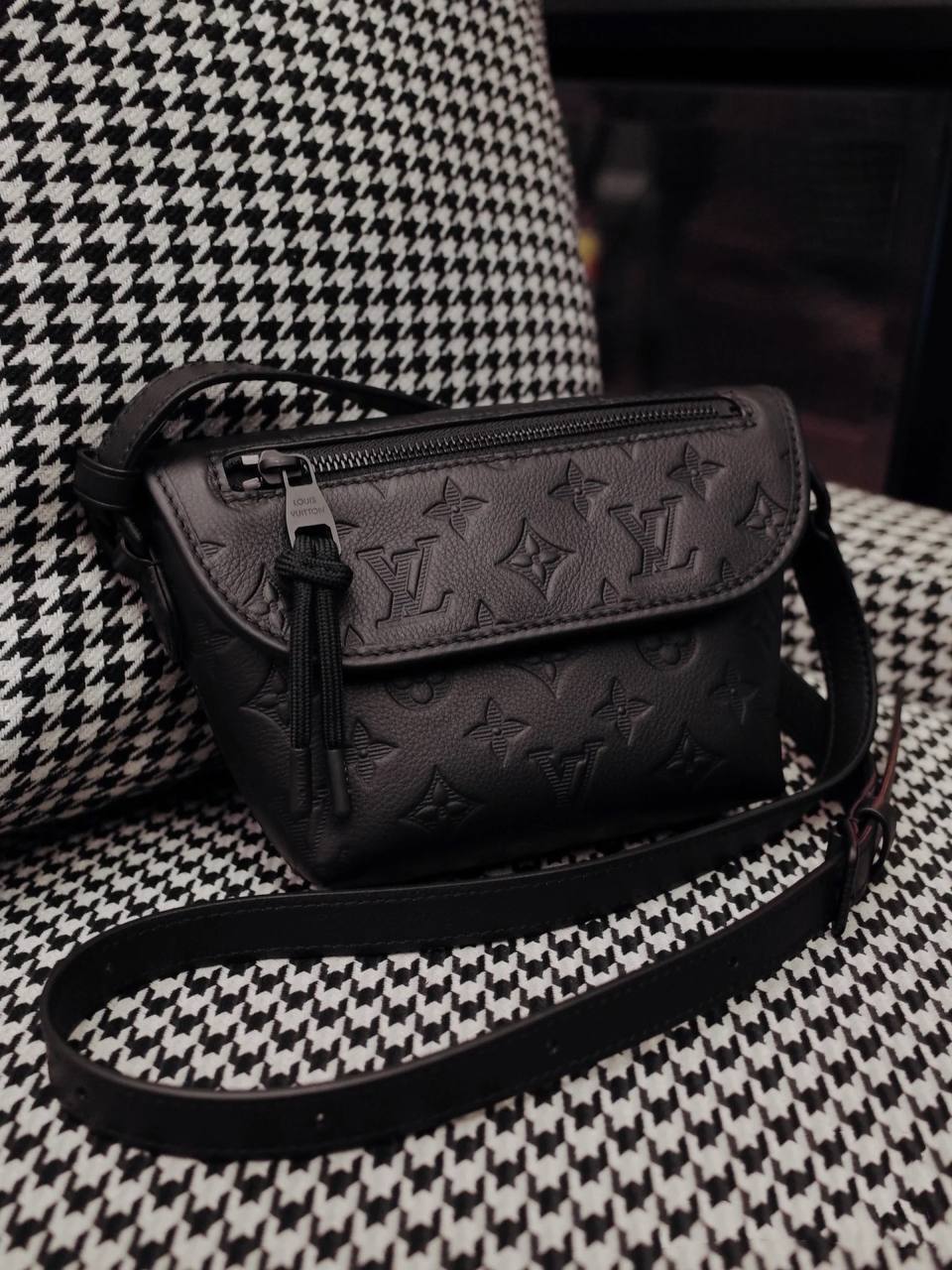 LV Pulse 黑色壓紋 郵差包 現貨24H寄出