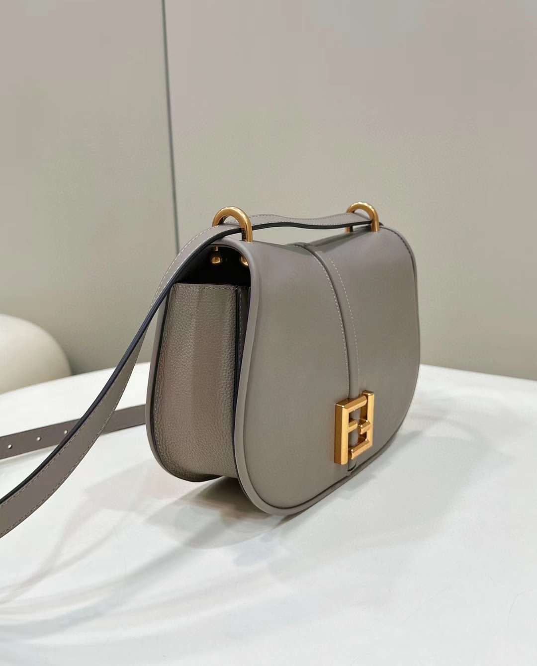 FENDI C’MON FF 鴿灰色斜背包