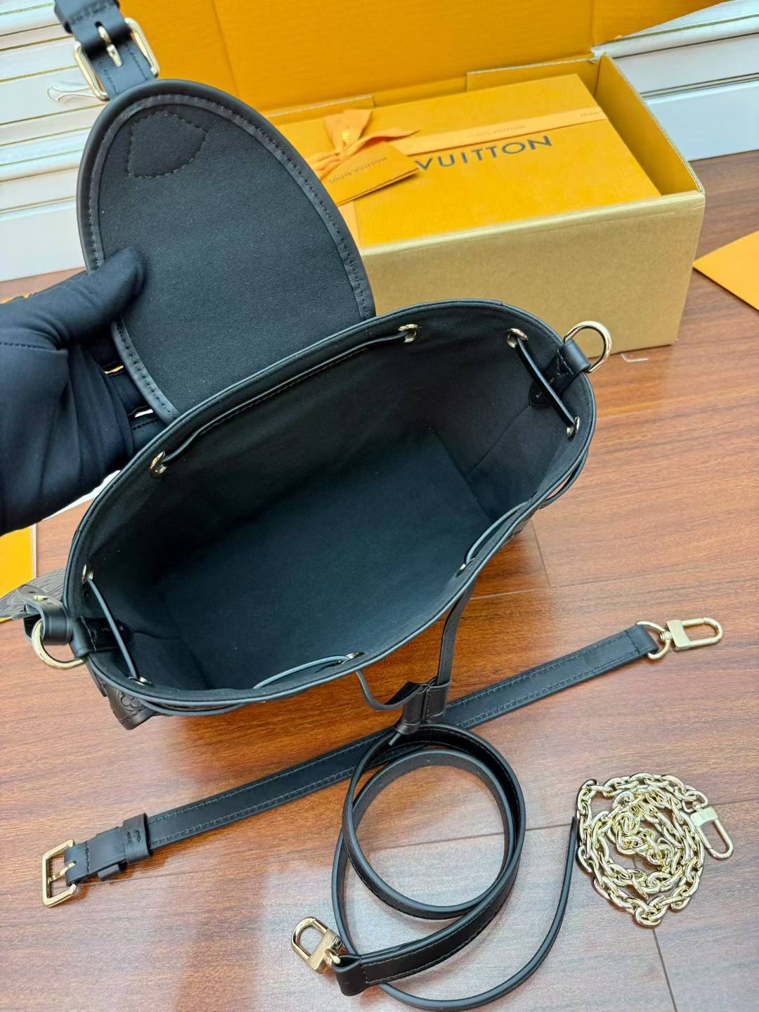 LV Odyssee 黑色皮款浮雕 餃子包