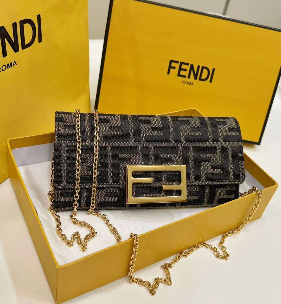 FENDI BAGUETTE WOC 老花鏈條錢包側背包