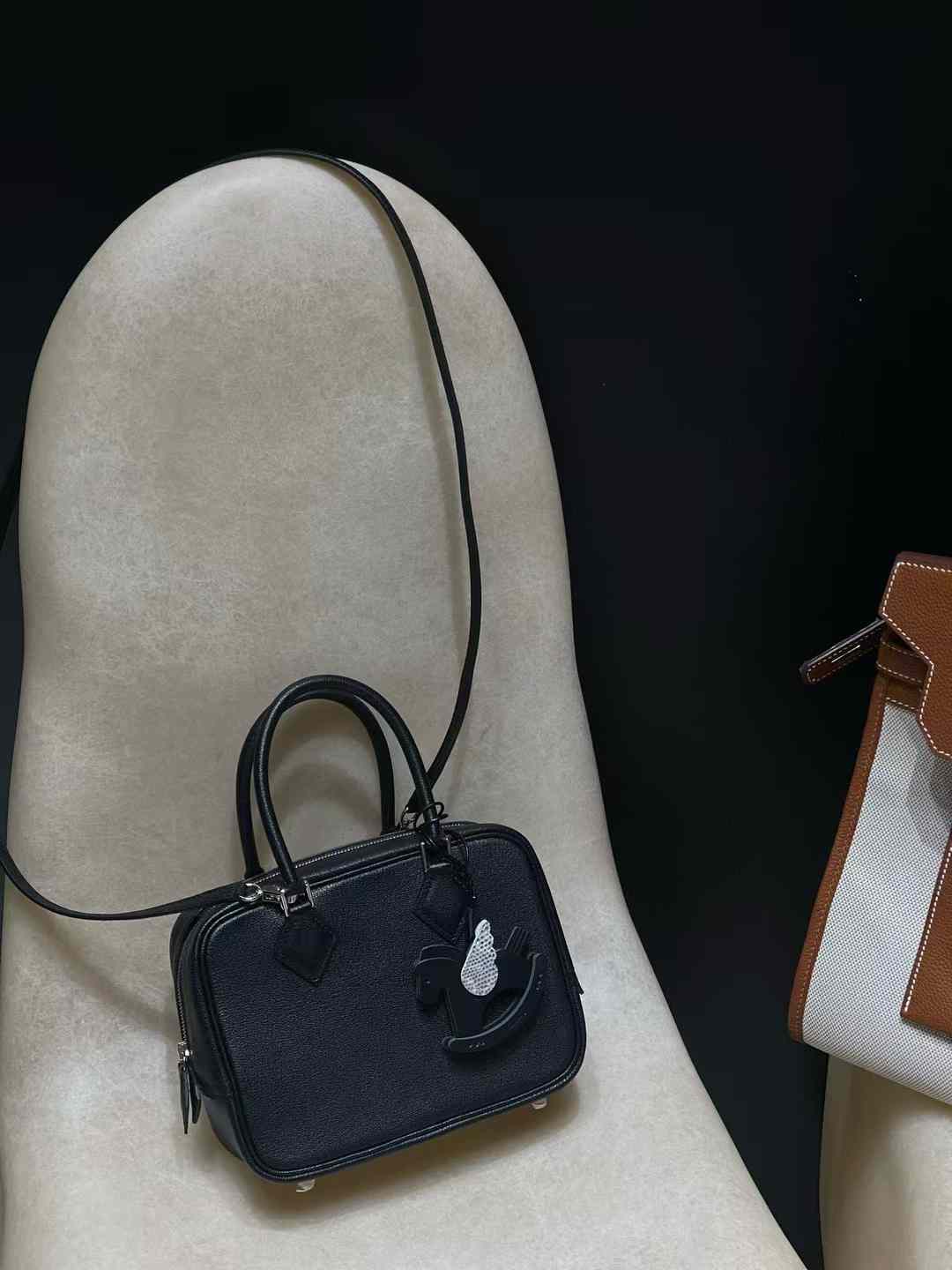 HERMES MINI PLUME 二代 斜挎羽毛包 山羊皮 89黑色 銀扣