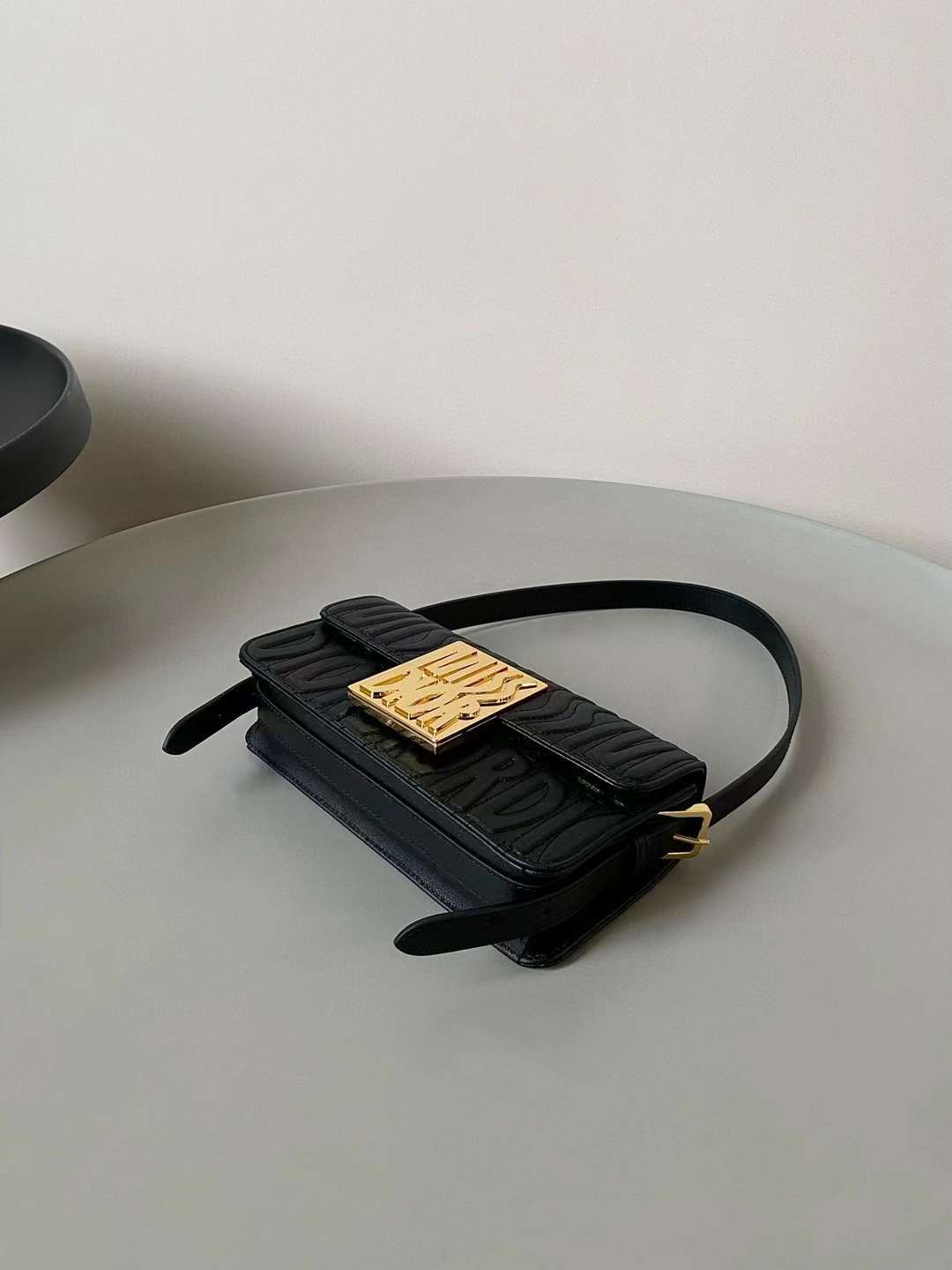 MISS DIOR 新款壓紋LOGO腋下包 黑色