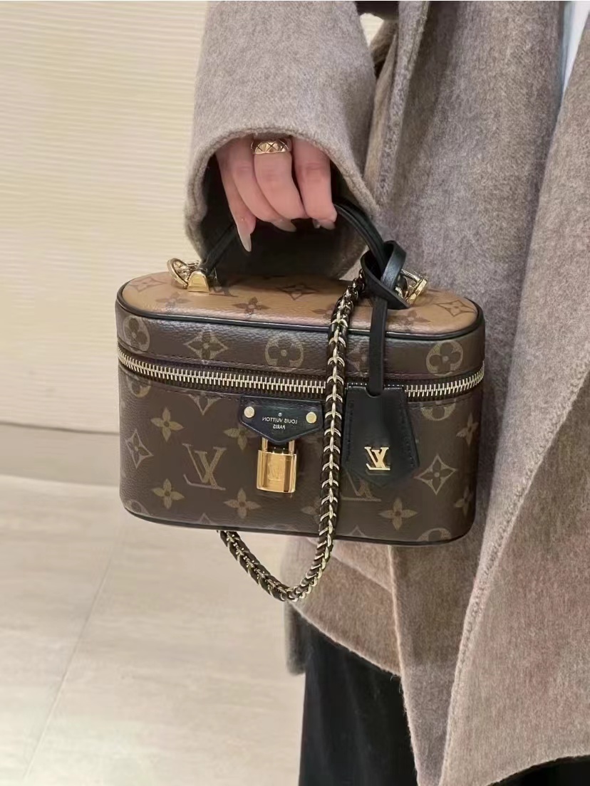 LV VANITY CHAIN POUCH 新款化妝包 M47125