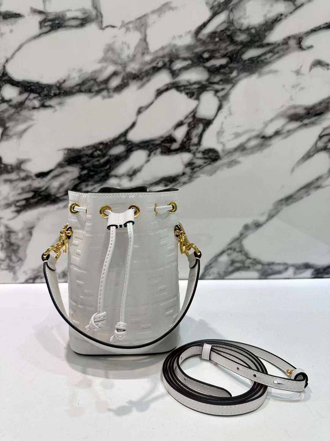 FENDI MON TRESOR 白色皮革迷你水桶包