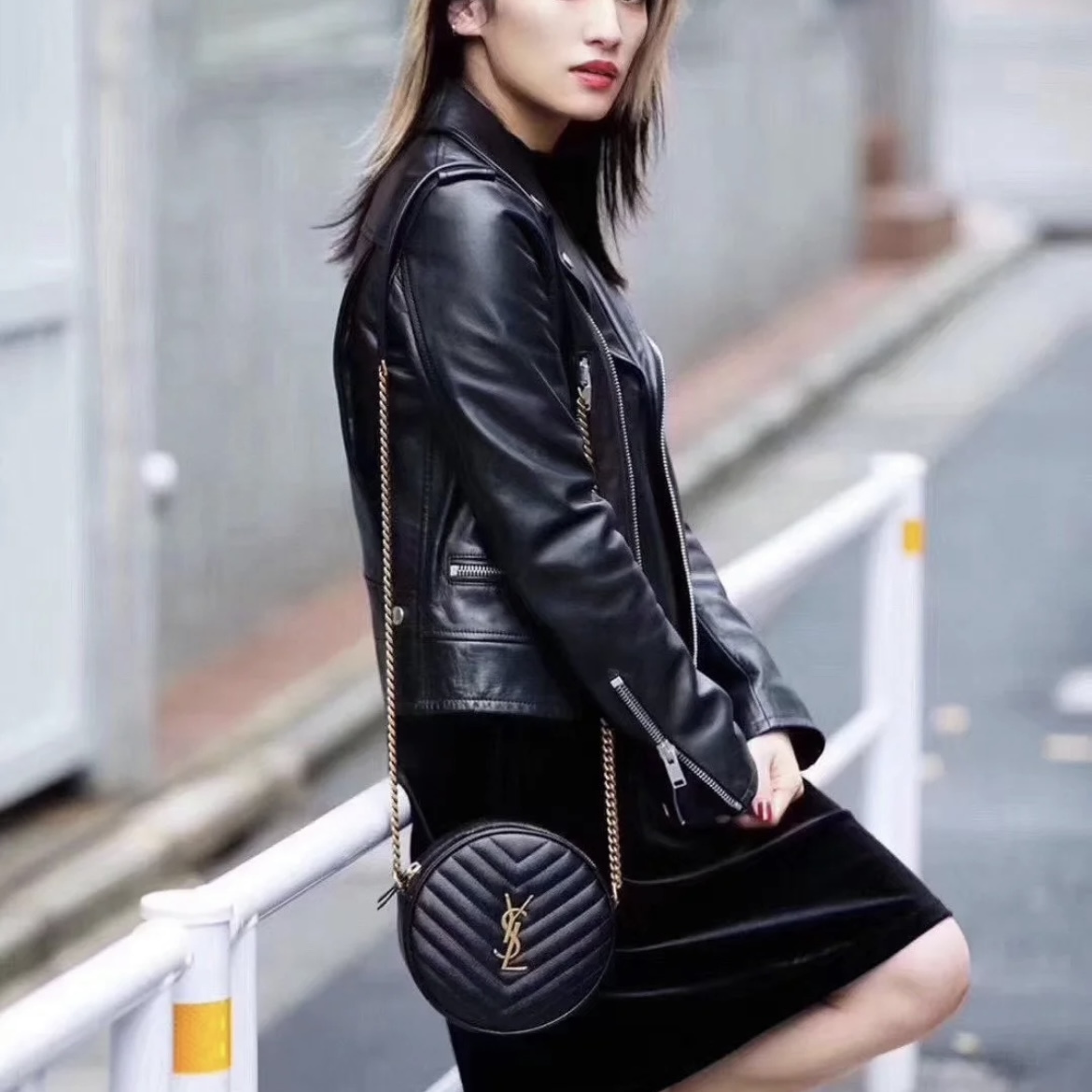 Y*L VINYLE V紋絎縫粒面壓紋皮革 圓餅側背包 (多色)