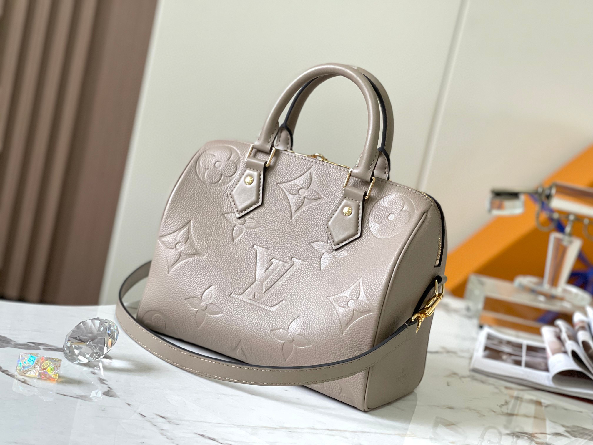 LV SPEEDY BANDOULIERE 25 米色壓花波士頓包 M59273