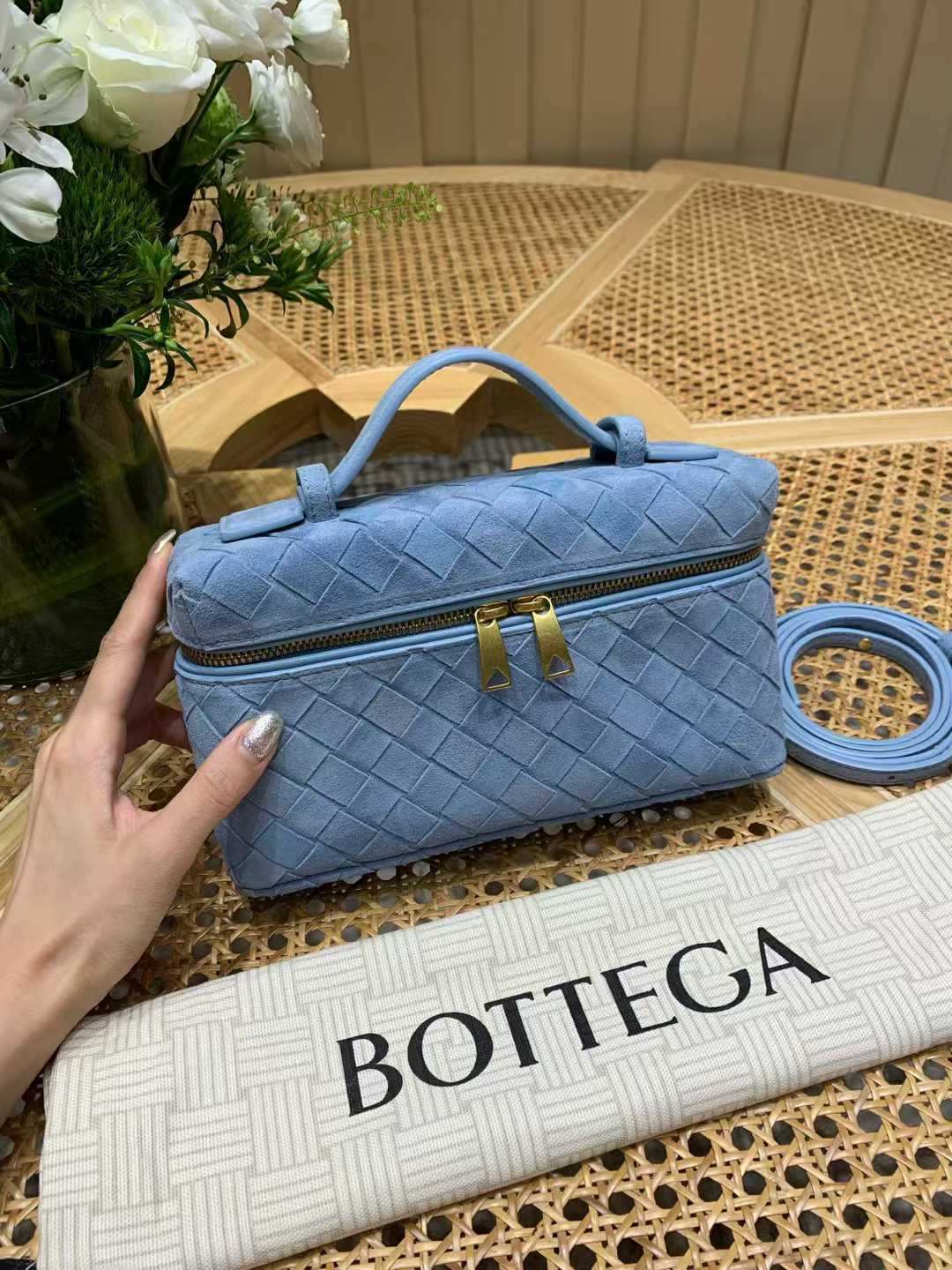 BV Bang Bang Vanity 麂皮化妝包 飯盒包 冰藍