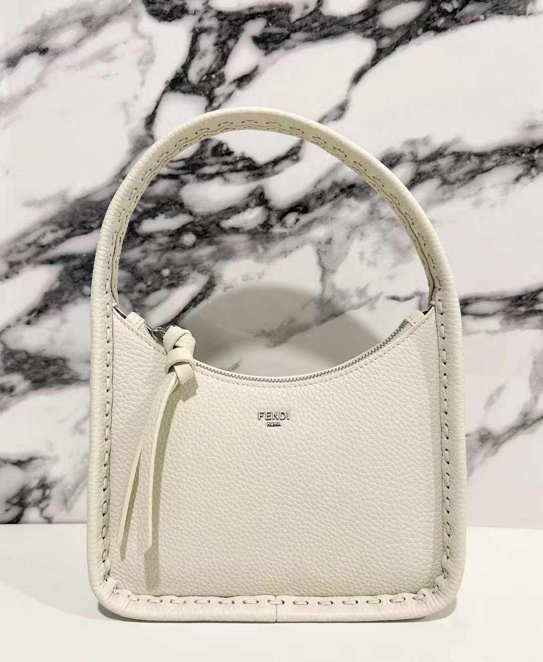 FENDI MINI FENDESSENCE 腋下包 白色