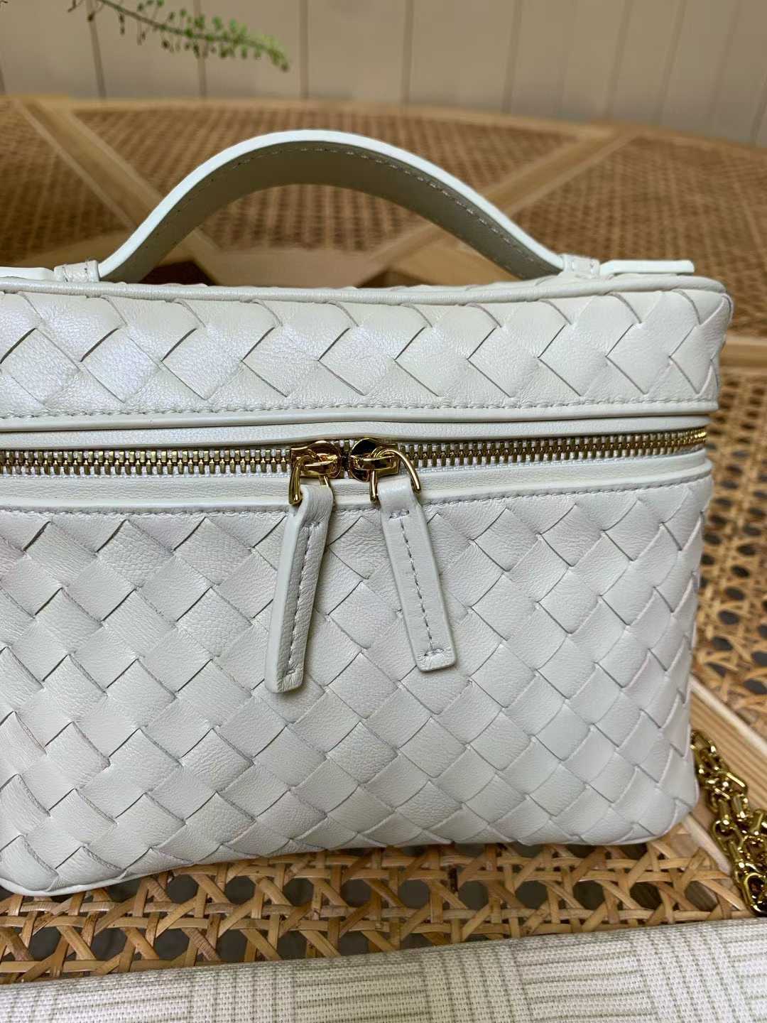 BV Small Soft Vanity 海鹽白 飯盒包