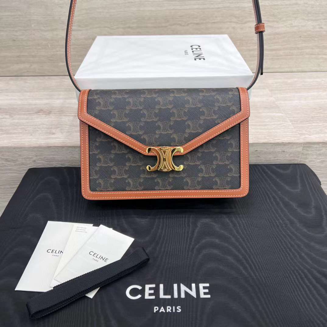 CELINE ENVELOPPE TRIOMPHE 標誌印花牛皮革信封包