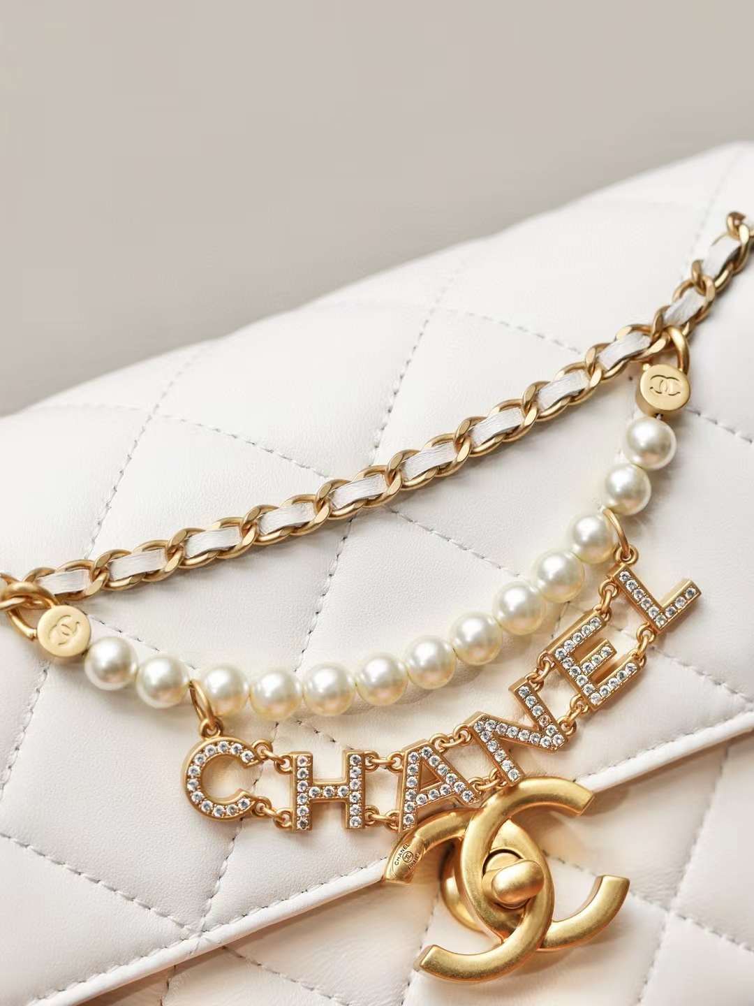 CHANEL 24A 珍珠字母鏈條CF口蓋包 白色 小號/大號