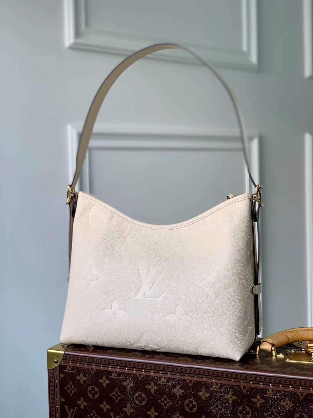 LV CARRYALL PM 奶油白壓花手袋