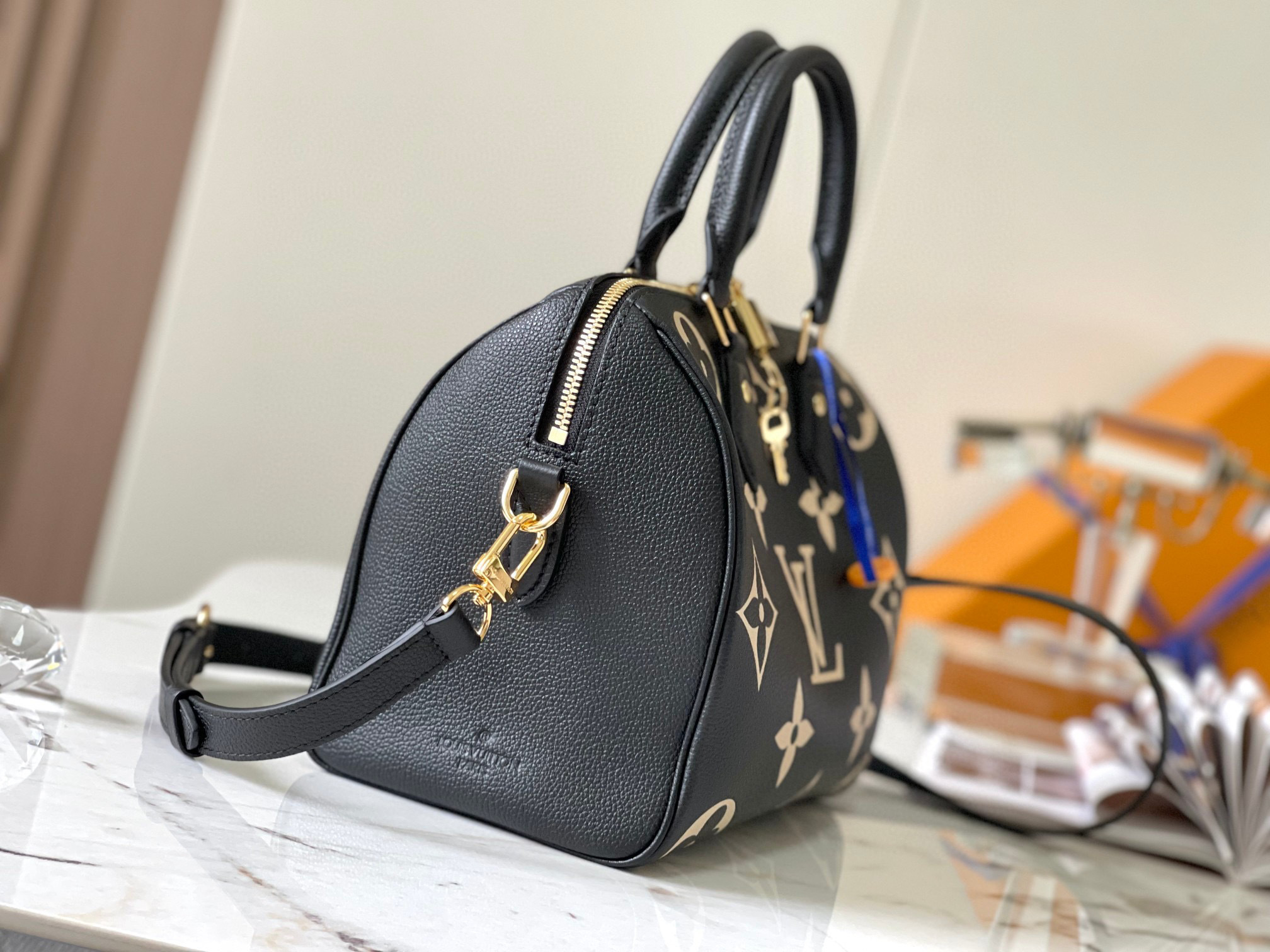 LV SPEEDY BANDOULIERE 25 黑米雙色壓花波士頓包 M58947