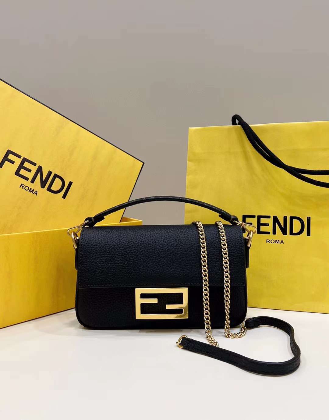 FENDI MINI BAGUETTE 荔枝紋法棍鏈條包 (兩色)