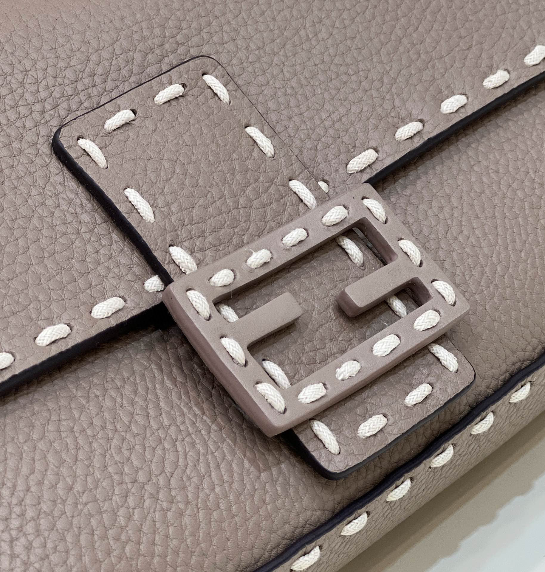 FENDI BAGUETTE 縫線設計法棍包 斑鳩灰色