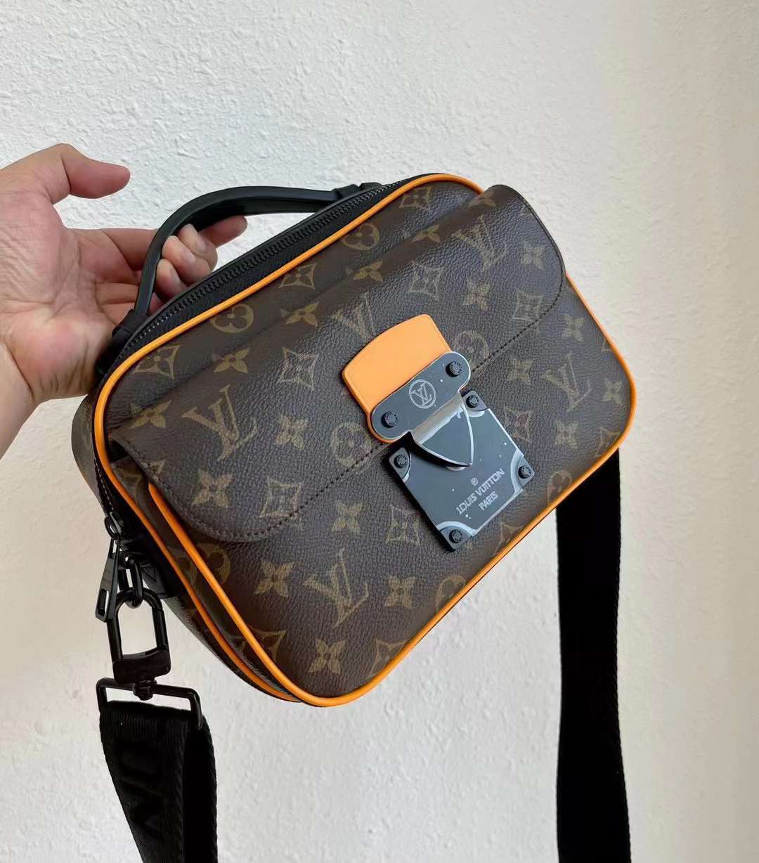 LV S-LOCK 郵差包 M46688