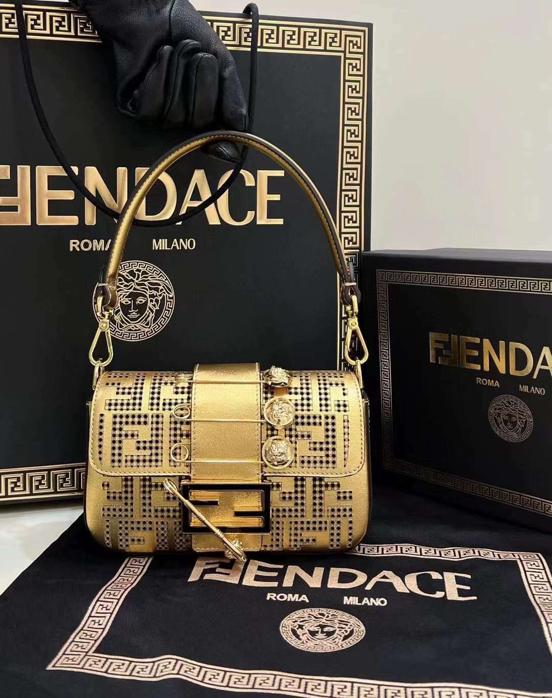 FENDI X VARSACE 聯名 BROOCH MINI 金穿孔皮革法棍包