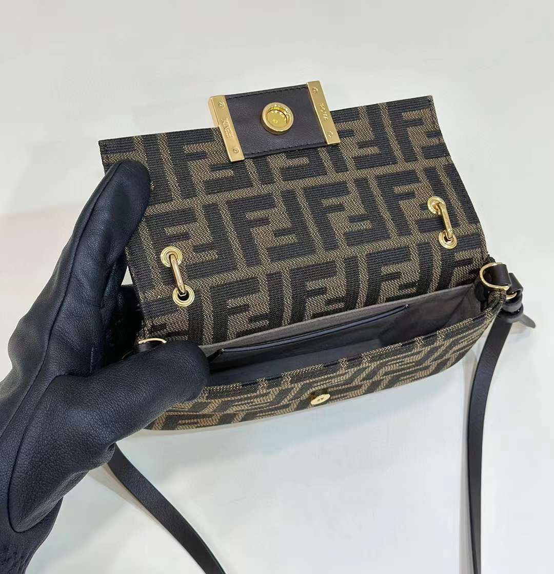 FENDI BAGUETTE 側背手機包