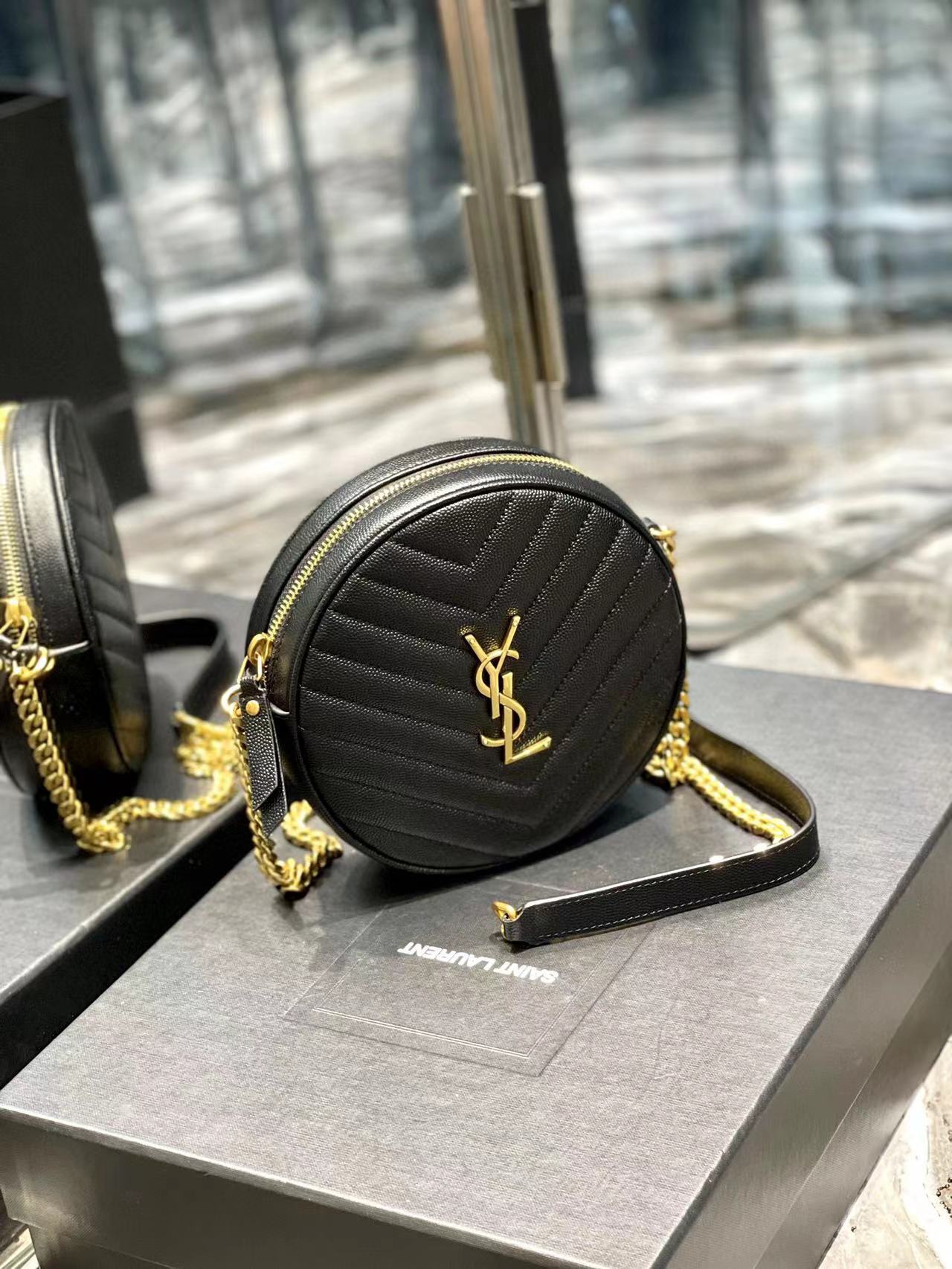 Y*L VINYLE V紋絎縫粒面壓紋皮革 圓餅側背包 (多色)