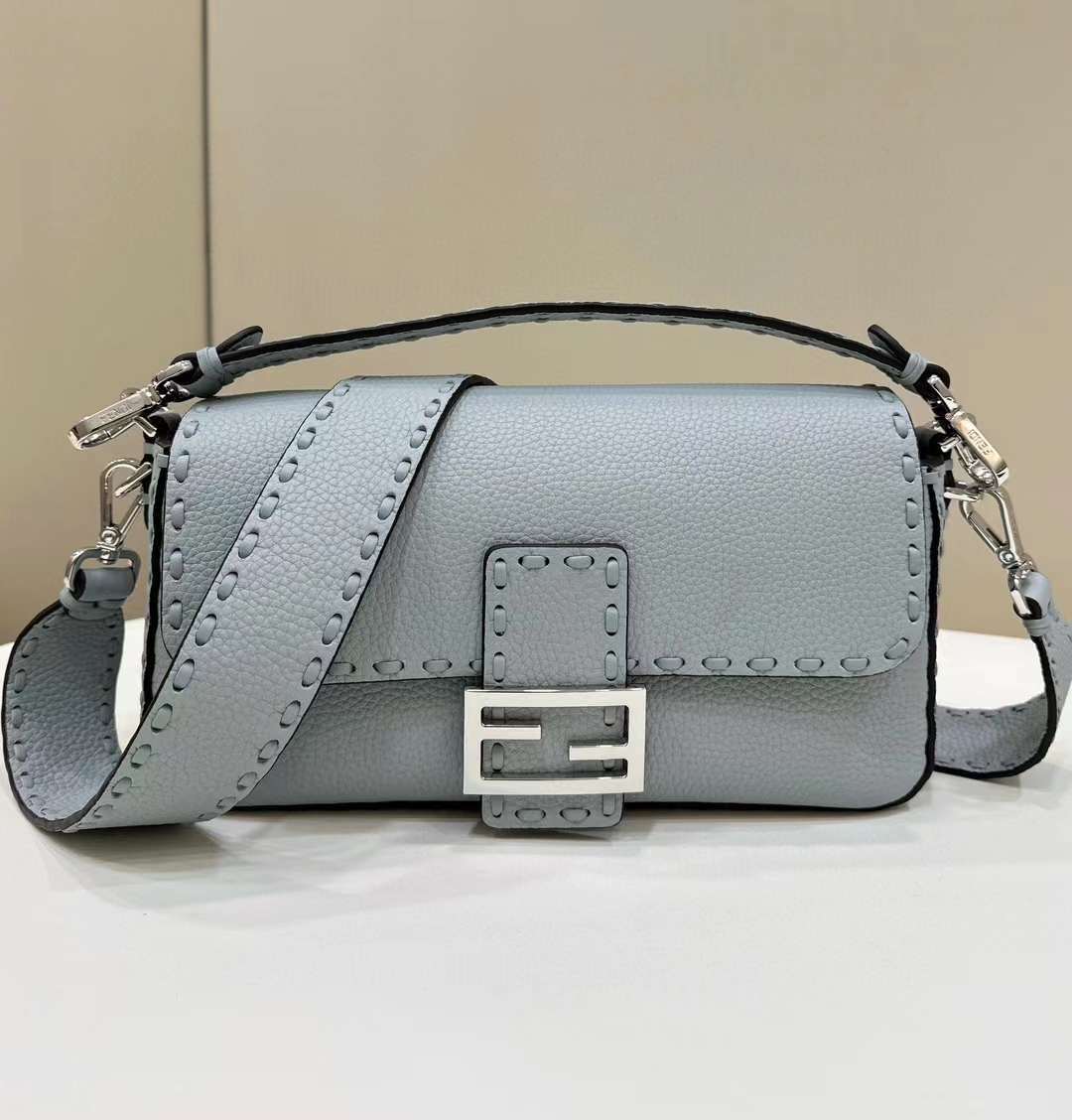 FENDI BAGUETTE 縫線設計法棍包 寶寶藍色