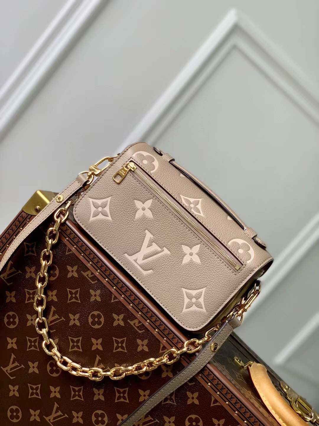 LV POCHETTE MÉTIS EAST WEST 郵差包 奶茶色 M22942