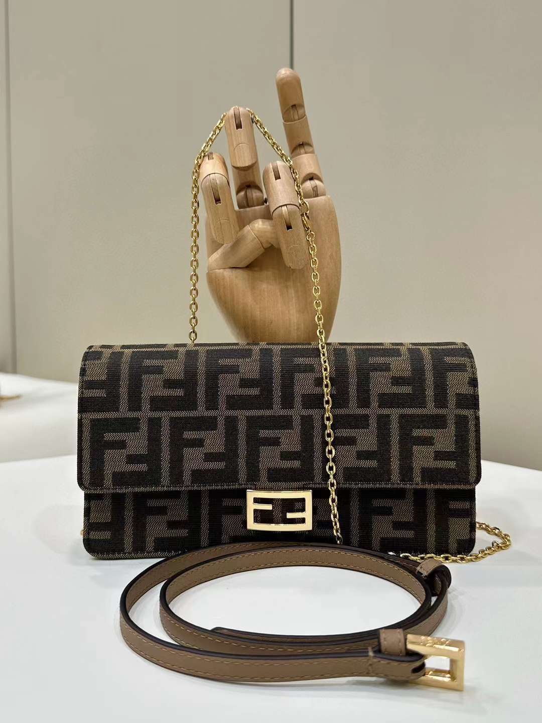 FENDI BAGUETTE WALLET ON CHAIN 手袋