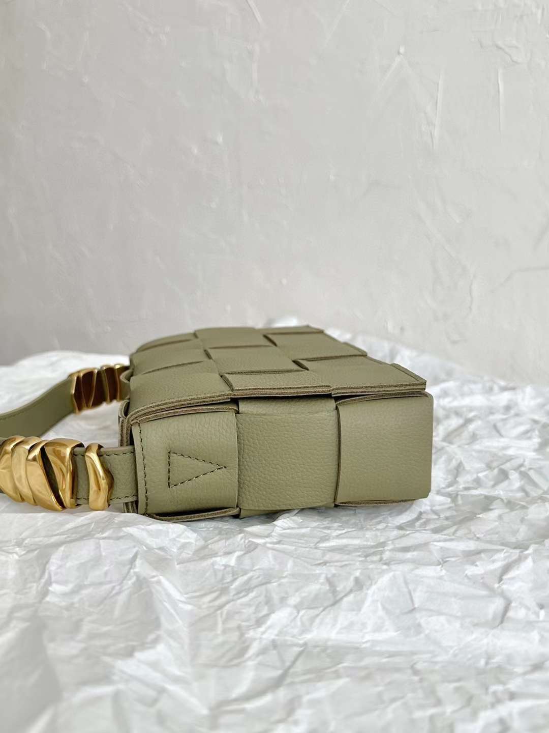 BV CASSETTE 金屬扣荔枝紋15格 灰褐色