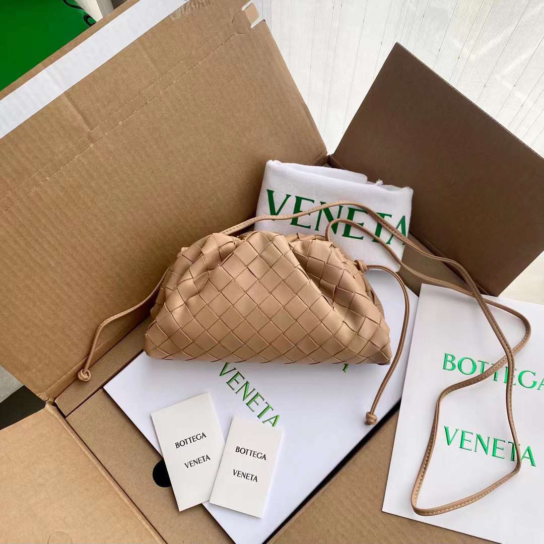 BV THE POUCH 編織雲朵包小號 奶茶色