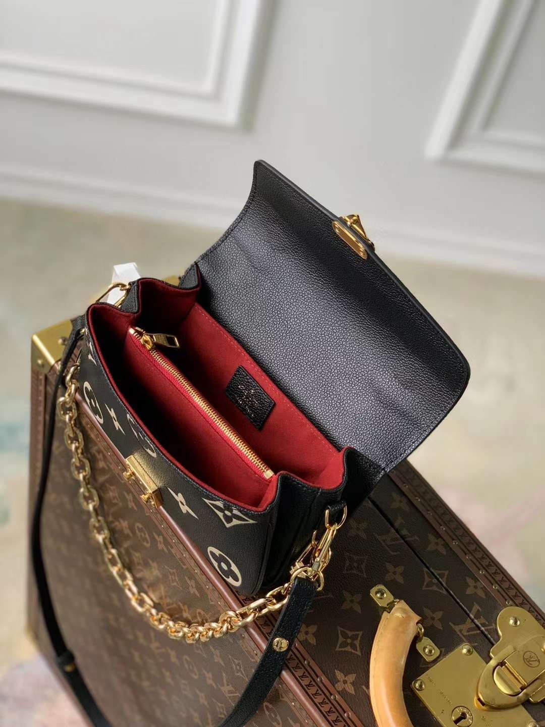 LV POCHETTE MÉTIS EAST WEST 郵差包 黑色 M46596