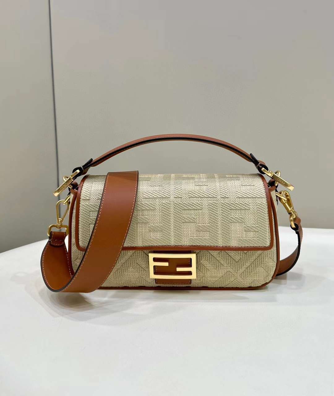 FENDI BAGUETTE 杏黃色法棍包