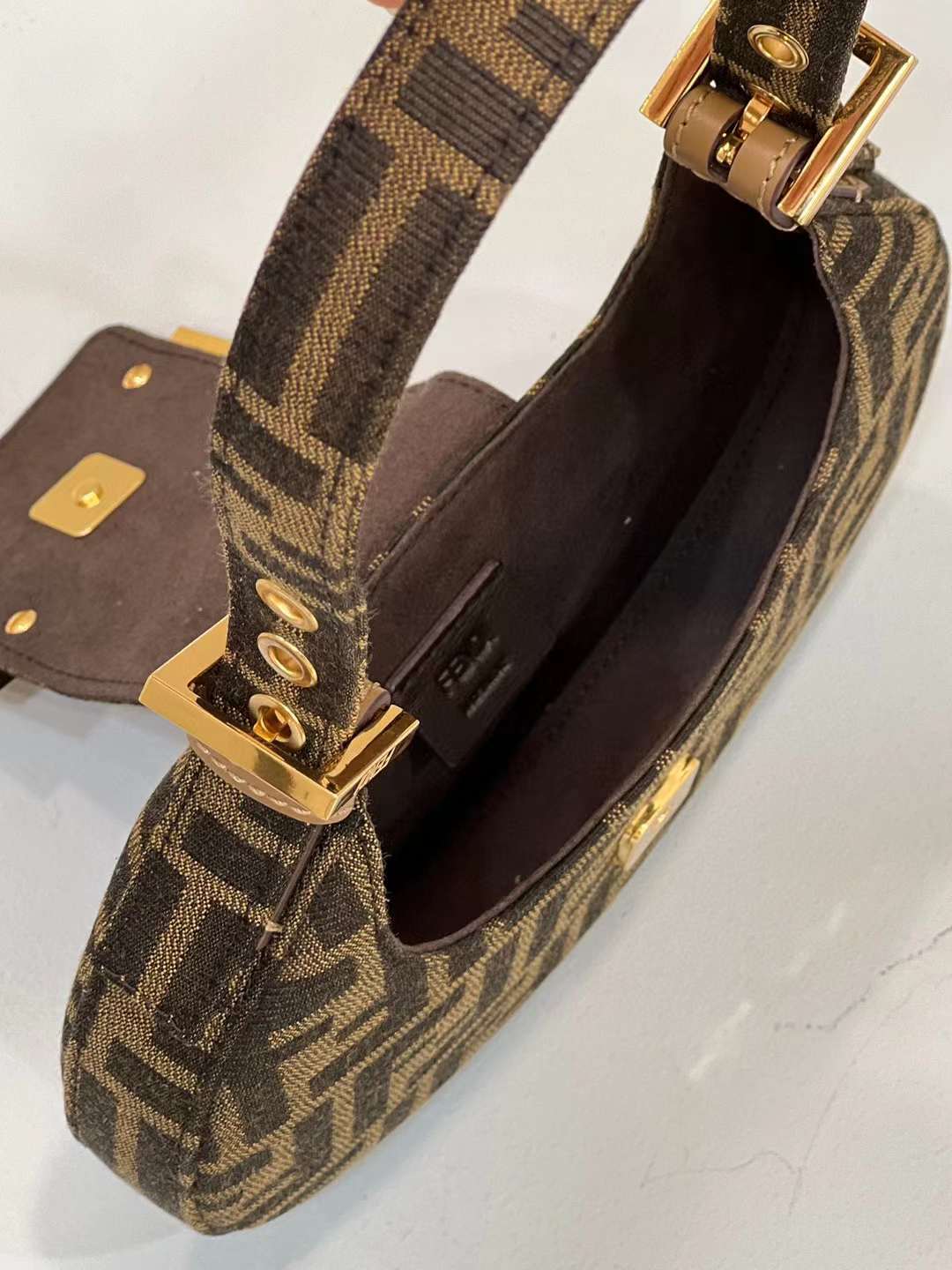 FENDI COOKIE MINI 老花牛角新月包