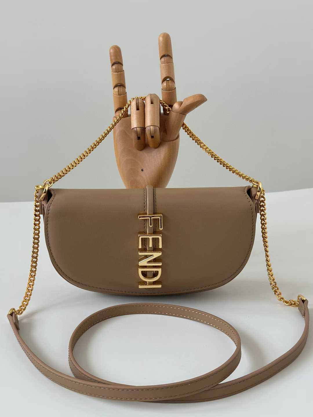 FENDI 金屬logo半月包 (兩色)