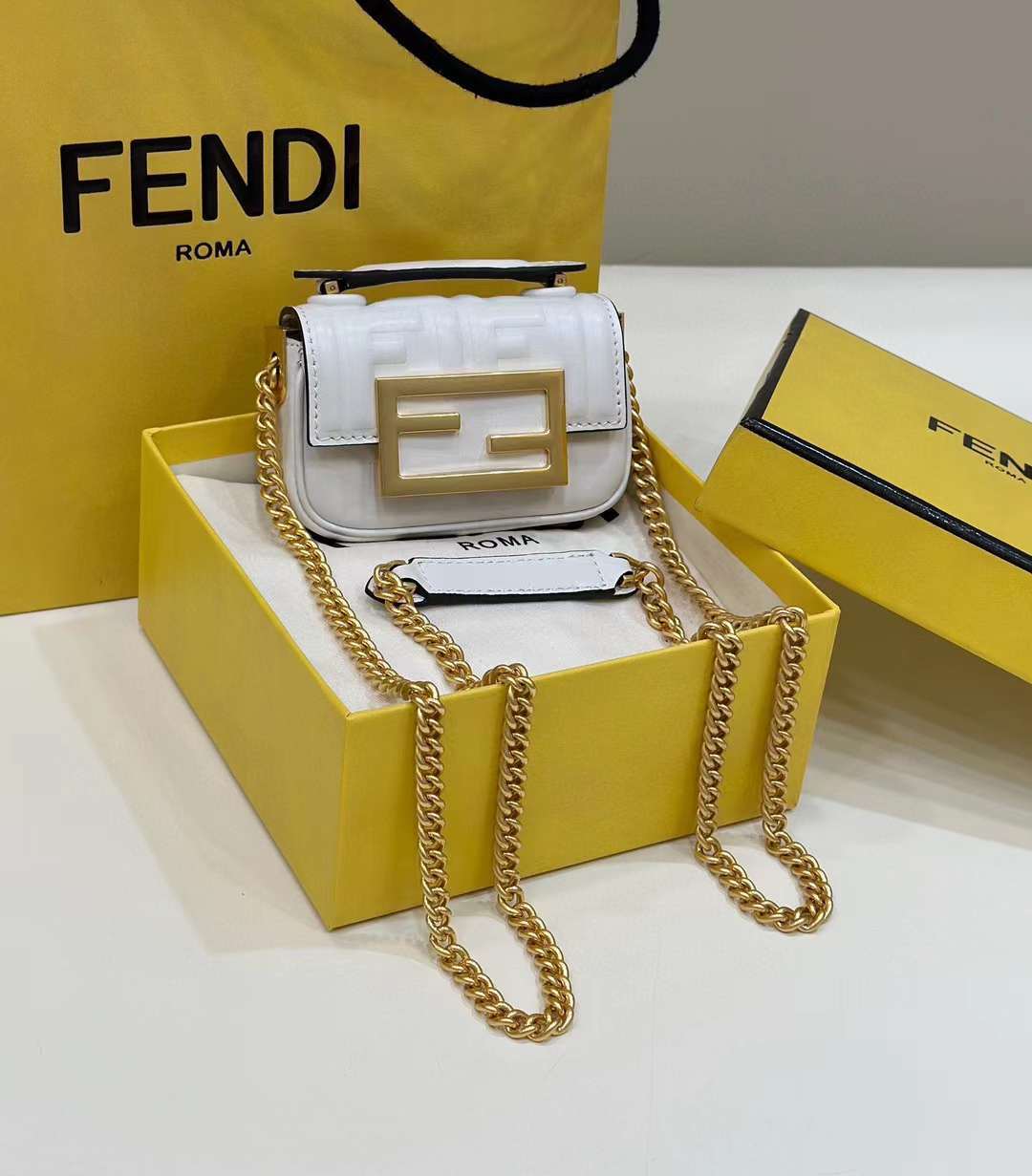 FENDI NANO BAGUETTE 超迷你鏈條法棍包 (四色)