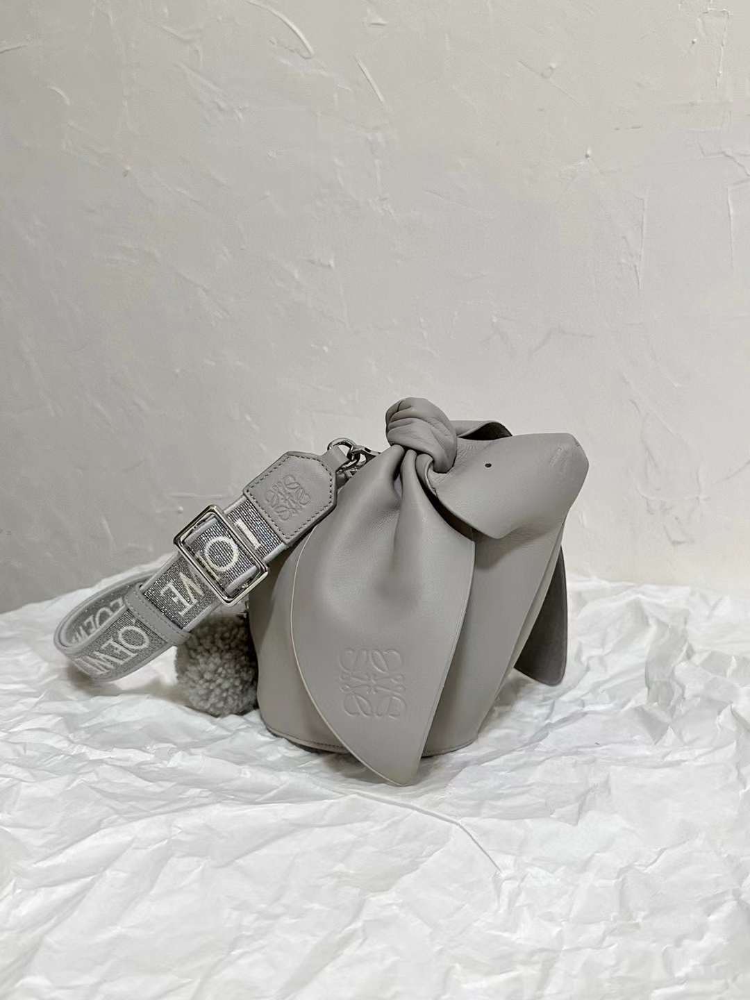 LOEWE 寬肩帶兔子包 灰色