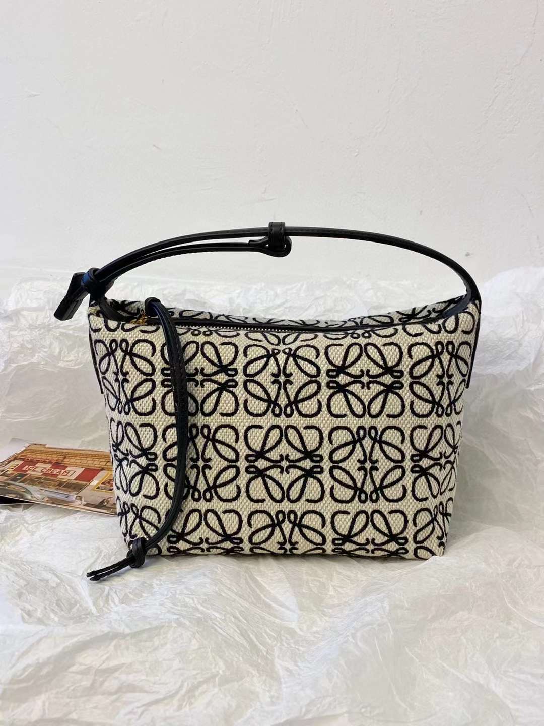 LOEWE CUBI ANAGRAM 黑白色緹花小牛皮手袋 飯盒包 小號/大號