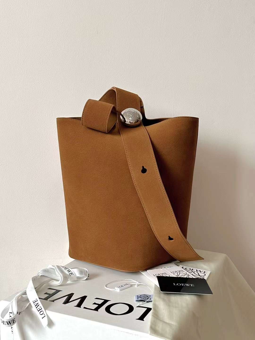 LOEWE PEBBLE 水桶包 中號 麂皮棕