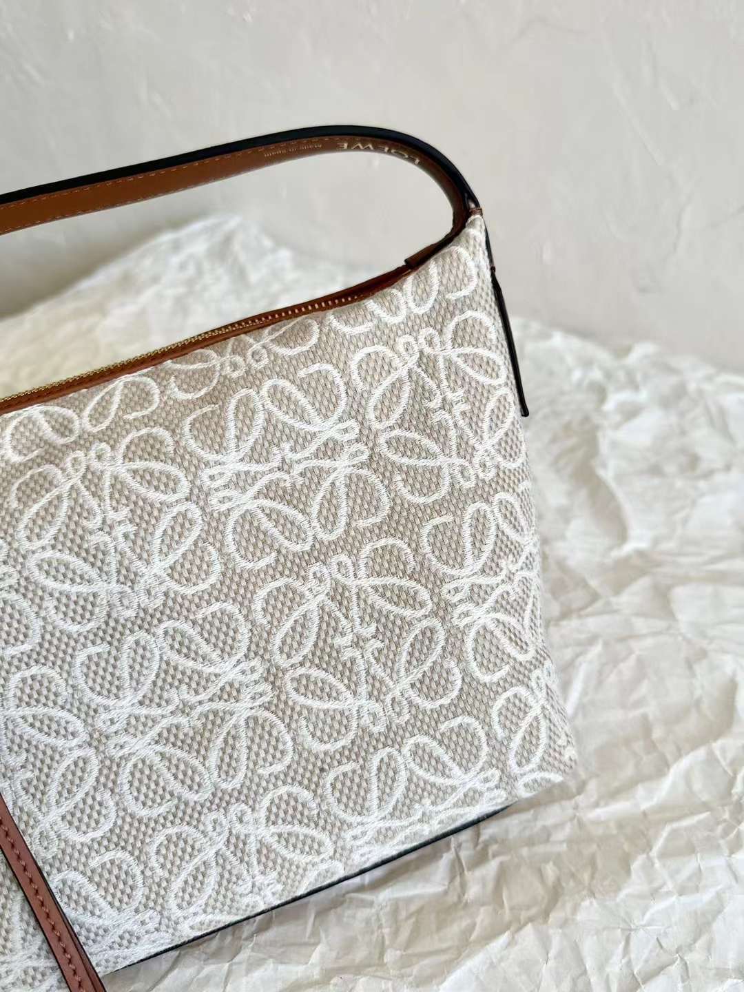 LOEWE 22 CUBI ANAGRAM 米棕色緹花小牛皮手袋 飯盒包 小號/大號 [LO0012-124.128]