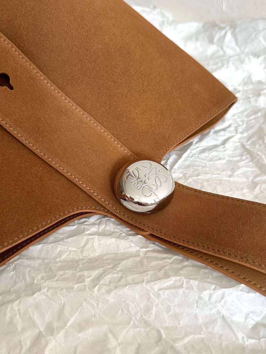 LOEWE PEBBLE 水桶包 中號 麂皮棕