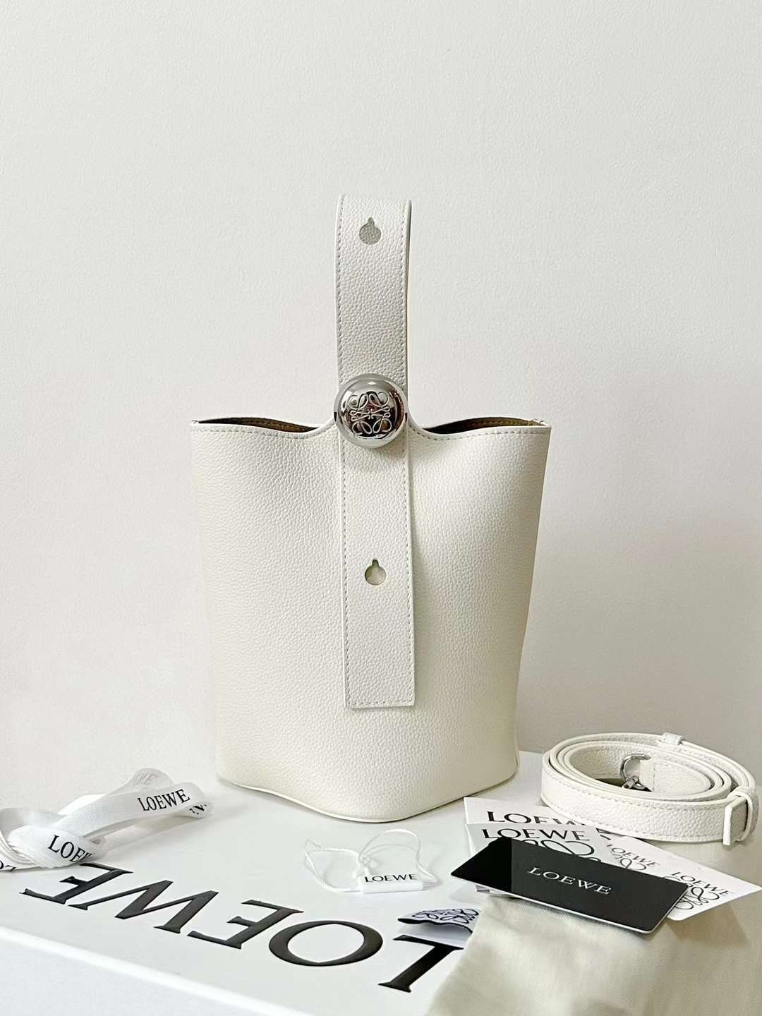 LOEWE MINI PEBBLE 水桶包 (四色)