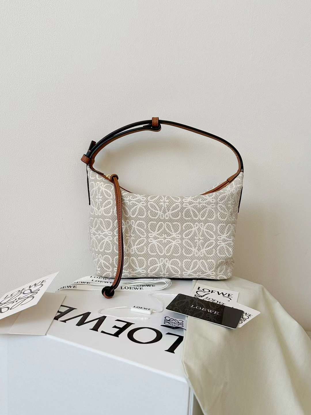 LOEWE 22 CUBI ANAGRAM 米棕色緹花小牛皮手袋 飯盒包 小號/大號 [LO0012-124.128]