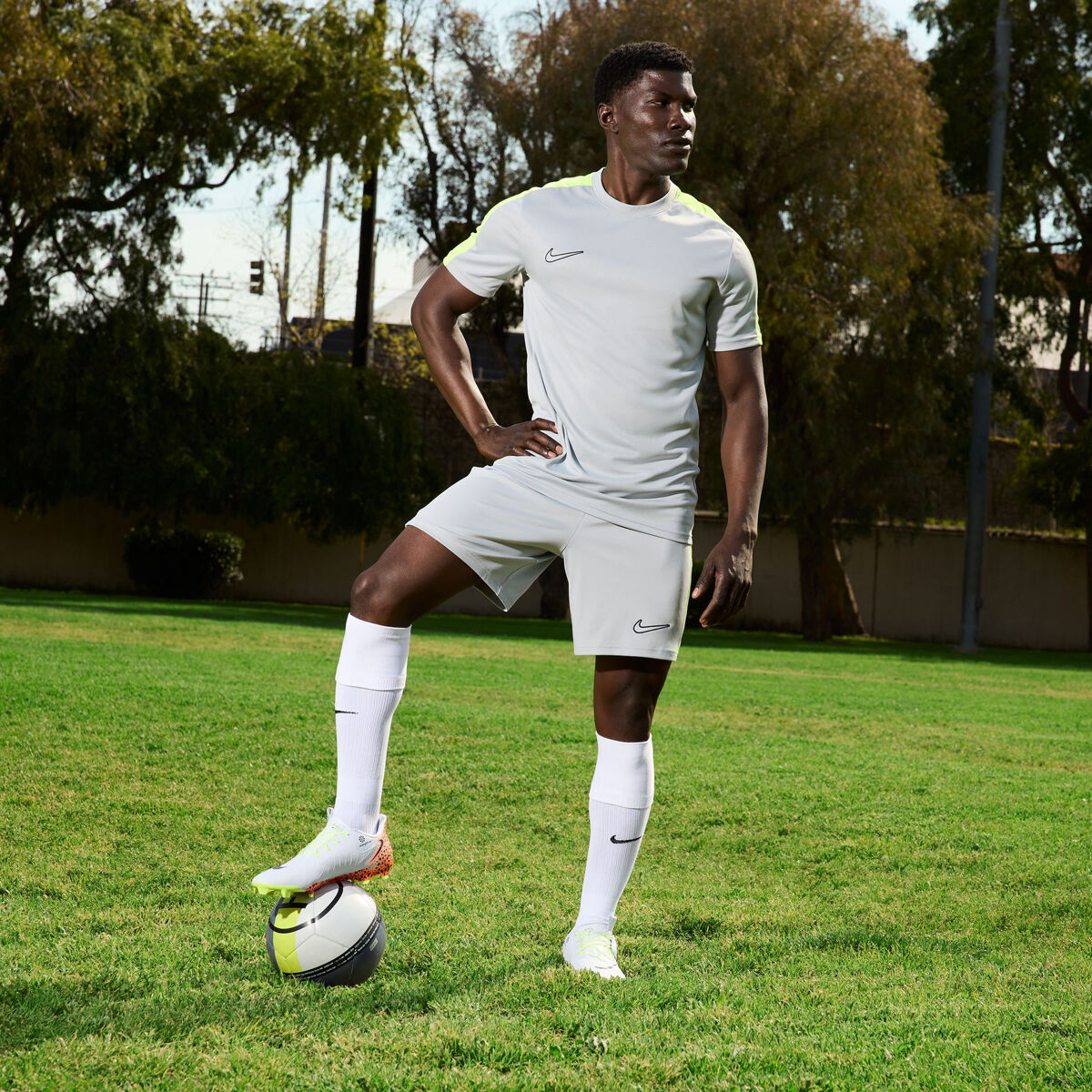 Nike Phantom GX 2 Academy EasyOn Football Boots