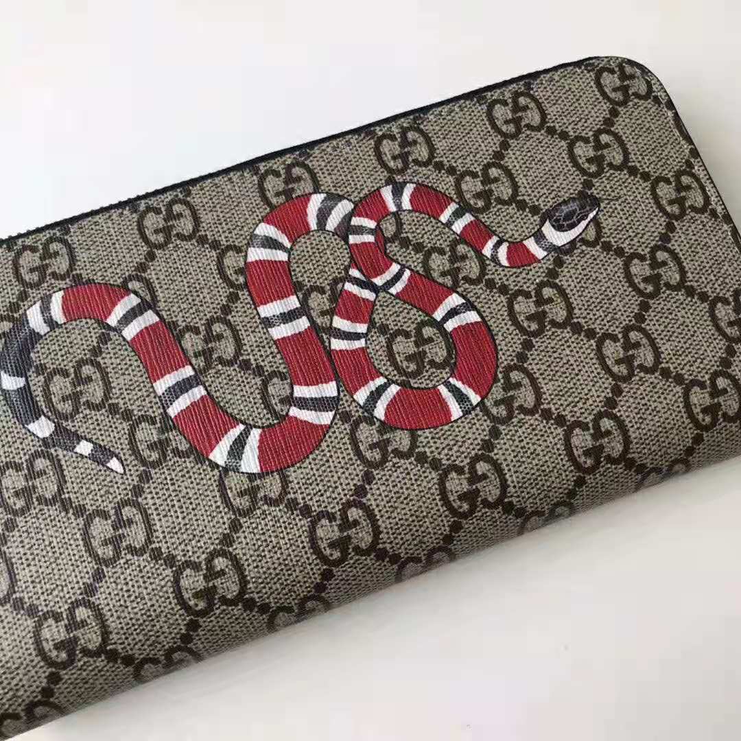 Gucci GG Men Kingsnake Print GG Supreme Zip Around Wallet in Beige/Ebony GG Supreme