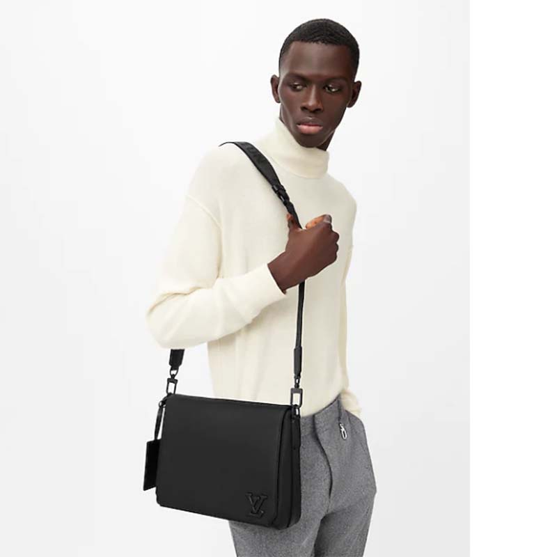 Louis Vuitton LV Aerogram Messenger Black Grained Calf Cowhide Leather Textile Lining