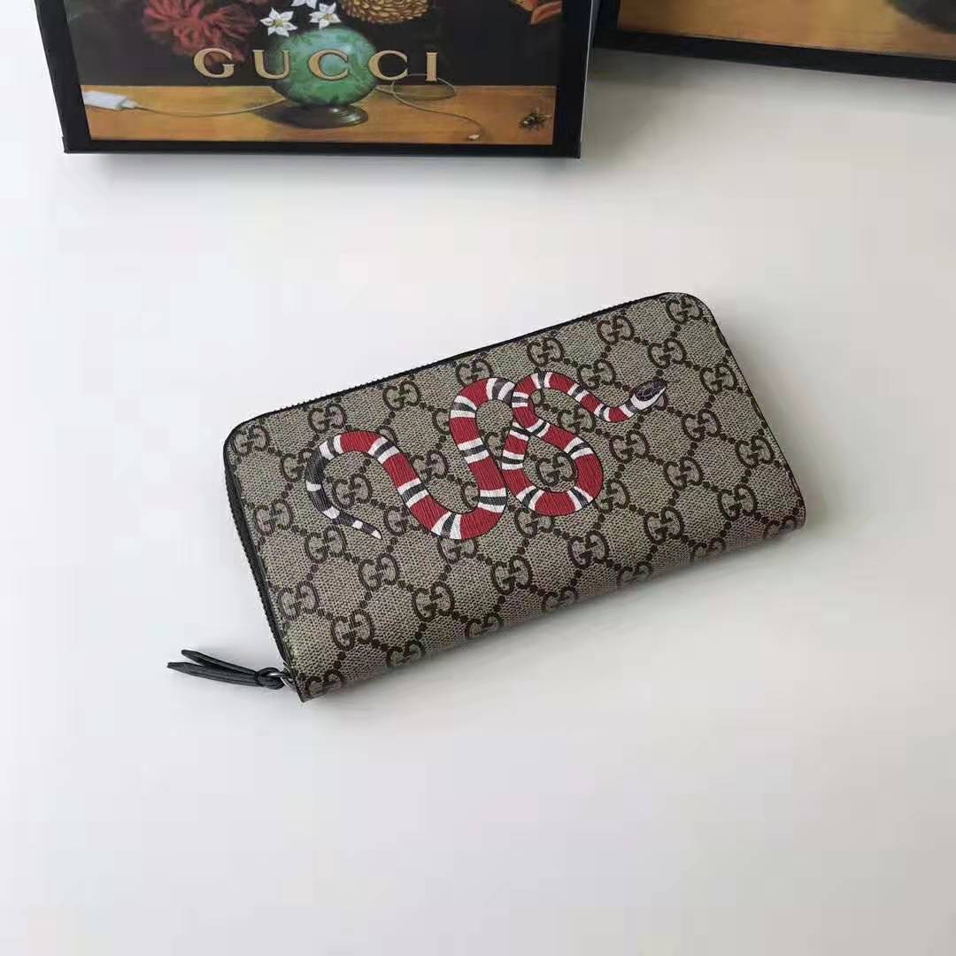 Gucci GG Men Kingsnake Print GG Supreme Zip Around Wallet in Beige/Ebony GG Supreme