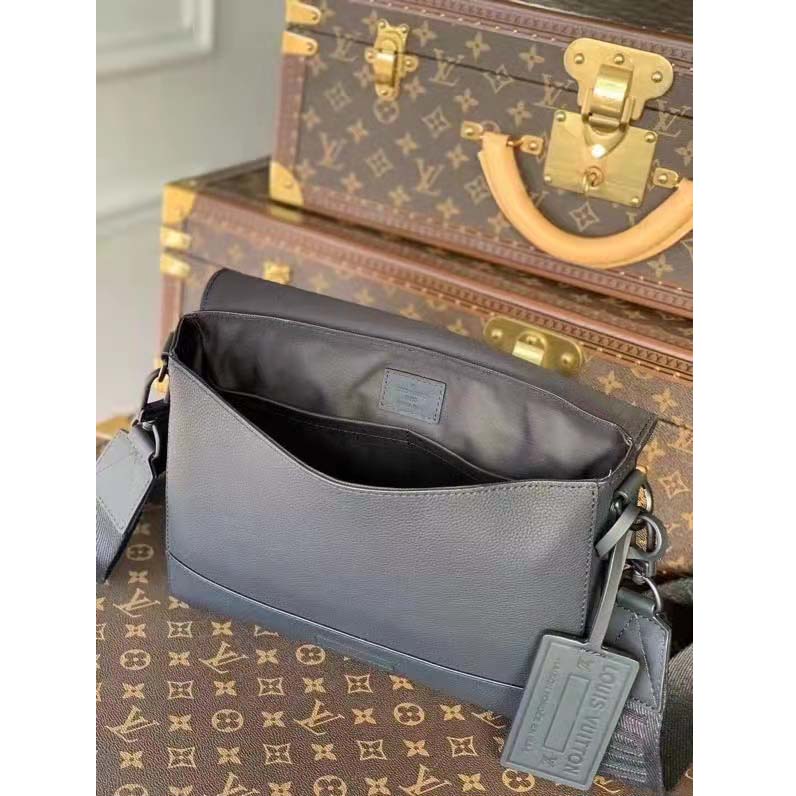 Louis Vuitton LV Aerogram Messenger Black Grained Calf Cowhide Leather Textile Lining
