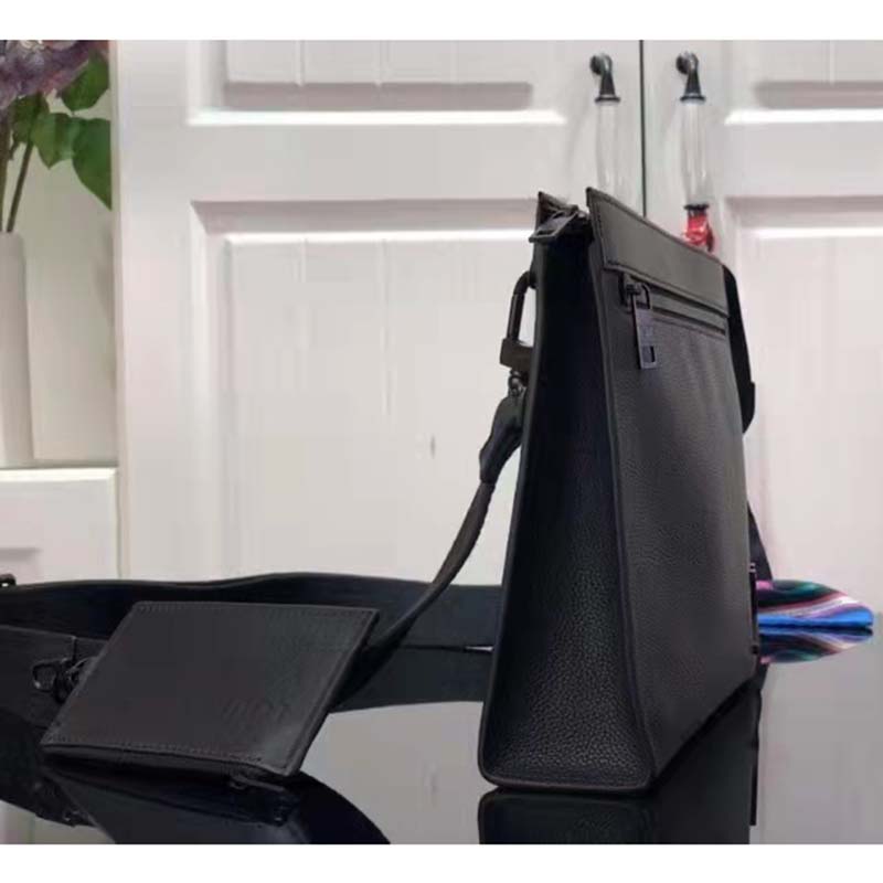 Louis Vuitton LV Unisex Messenger Voyage Black Aerogram Cowhide Leather Textile Lining