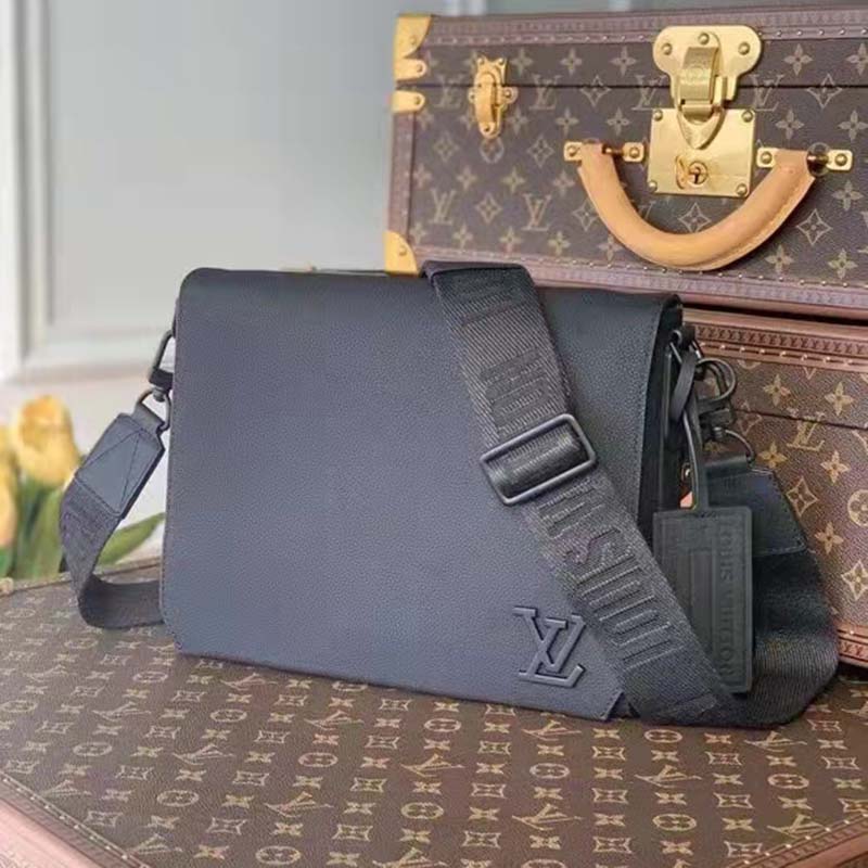 Louis Vuitton LV Aerogram Messenger Black Grained Calf Cowhide Leather Textile Lining
