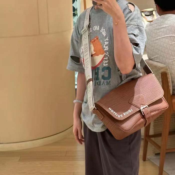 Louis Vuitton LV Unisex Montsouris Messenger Cognac Calf Leather Textile Lining