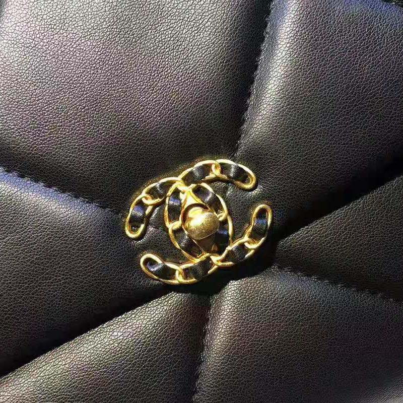 Chanel Women 19 Maxi Flap Bag in Goatskin Leather-Black