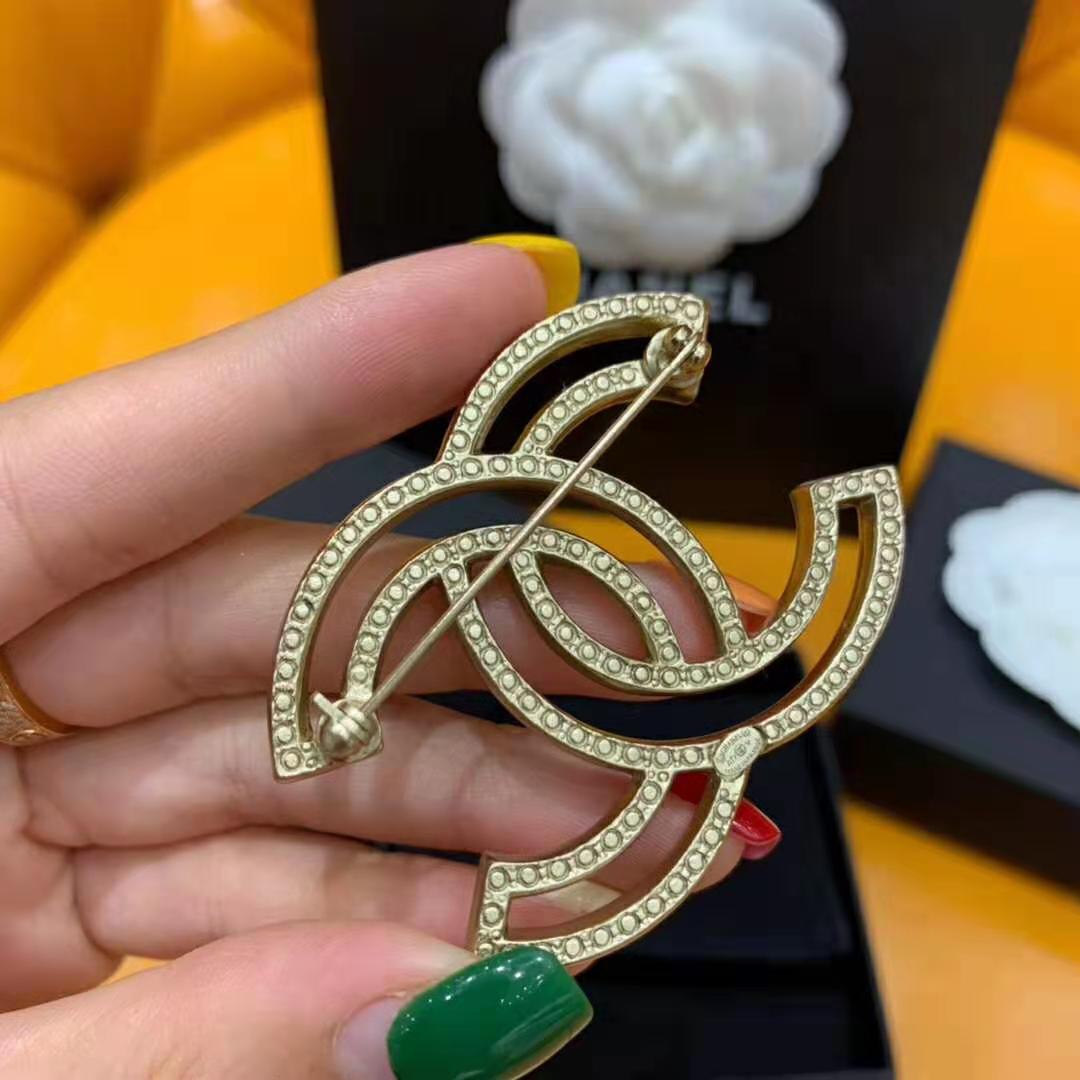 Chanel Women Brooch in Metal & Diamantés-Gold